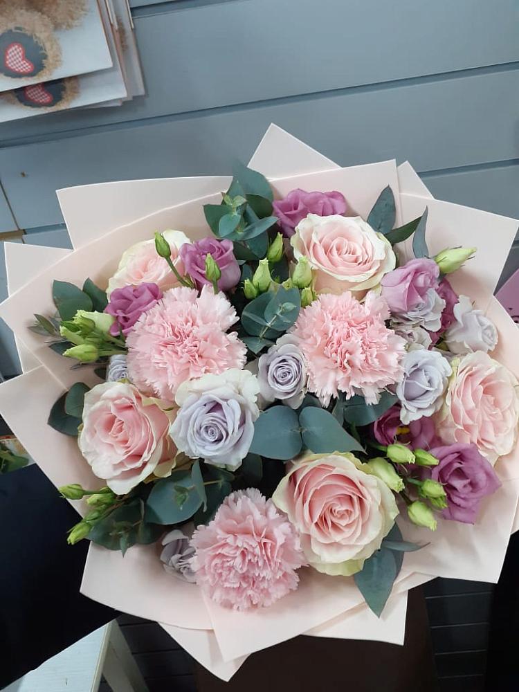 Букет цветов из: Розы, Гвоздики и Лизиантусы в Ворсме